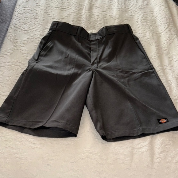 BNWT Dark Gray Men's Black Work Shorts by Dickie’s - Picture 1 of 8